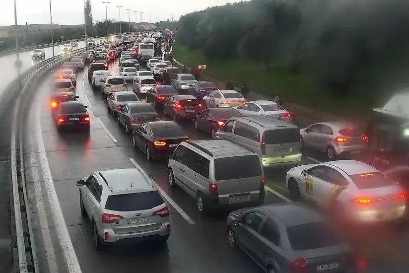 Bakıda 14 istiqamətdə nəqliyyatın sıxlığı müşahidə olunur