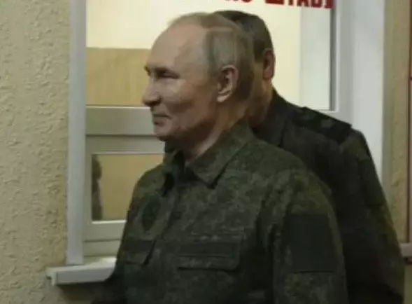 Putin hərbi forma geyinərək Kurska getdi - VİDEO