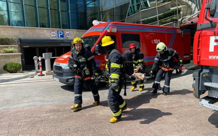 Bakıda yaşayış binasında yanğın olub, bir nəfər təxliyə edilib