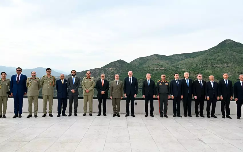 Laçında İlham Əliyevin Şahbaz Şərif ilə nahar əsnasında geniş tərkibdə görüşü olub (FOTO)