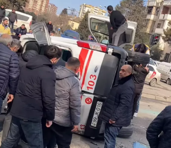 Bakıda xəstə daşıyan ambulans aşdı - Yaralılar var+VİDEO