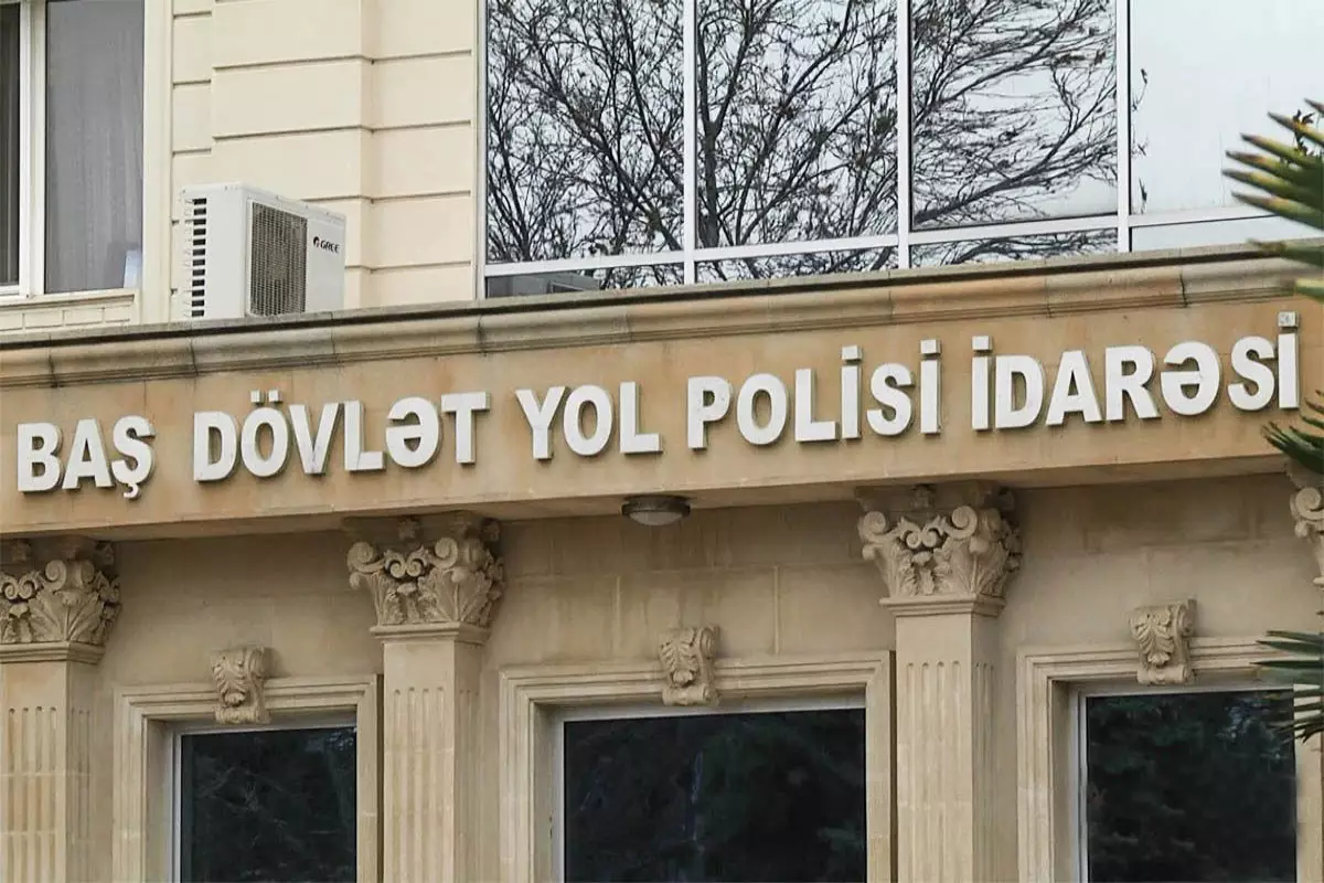 Yol polisi körpə uşaqla avtomobil idarə edən sürücülərə müraciət edib