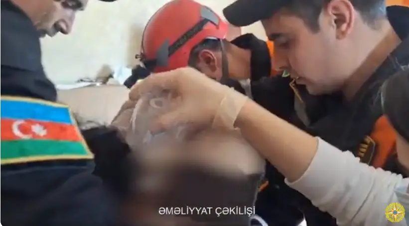 Mənzildə huşsuz vəziyyətdə qalan şəxs xilas edildi - VİDEO