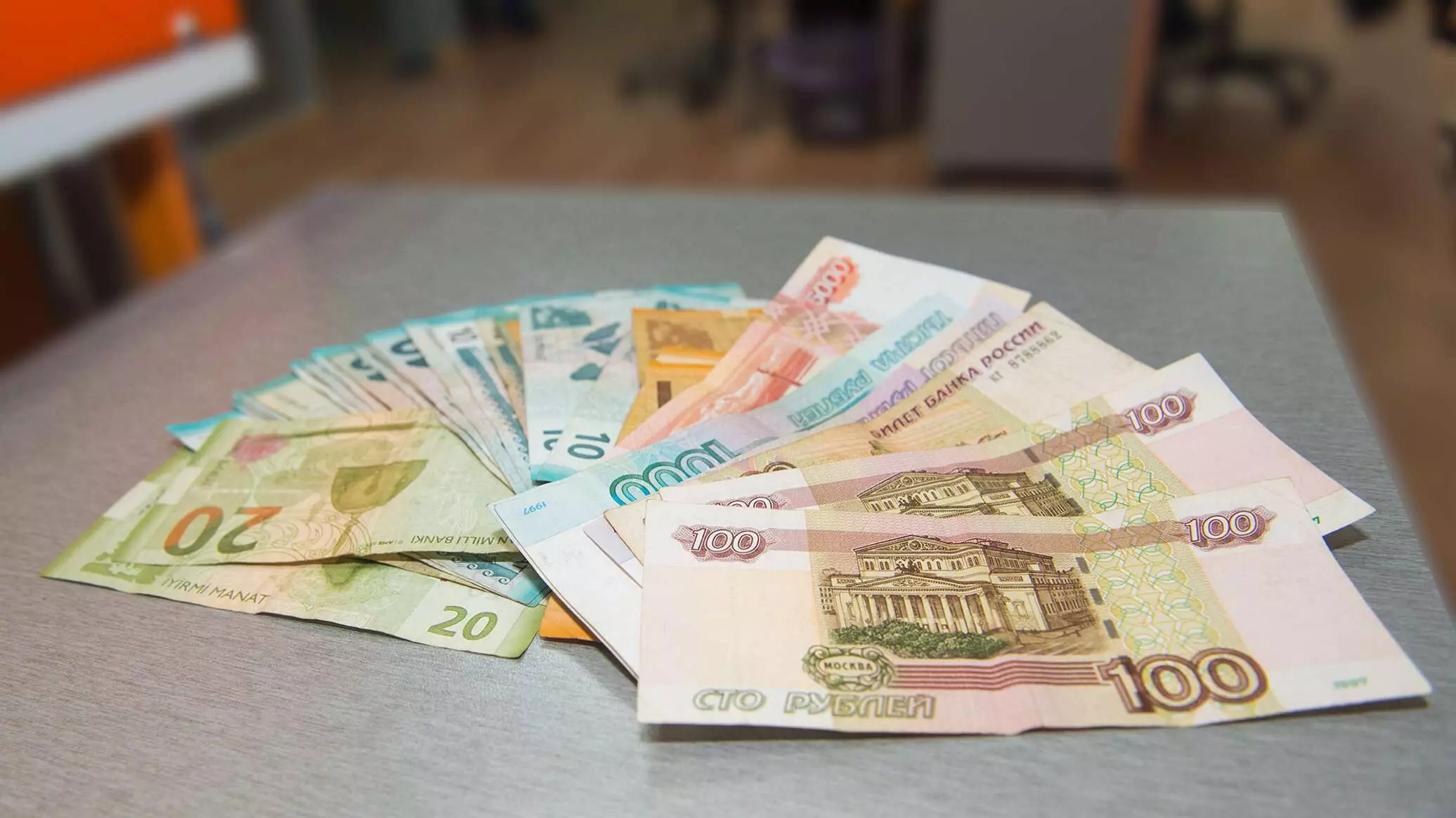 Rubl manat qarşısında dəyərsizləşir