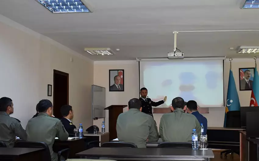 Azərbaycan-İtaliya hərbi pilotları arasında ekspert görüşü keçirilib