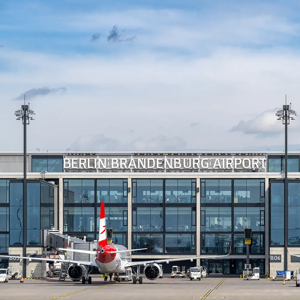 Berlin hava lımanında uçuşlar dayandırılıb