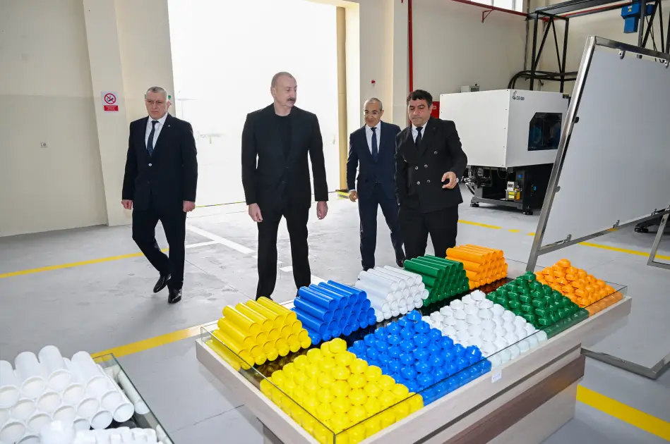 İlham Əliyev Sabirabadda su filtrlərinin istehsalı müəssisəsinin fəaliyyəti ilə tanış olub