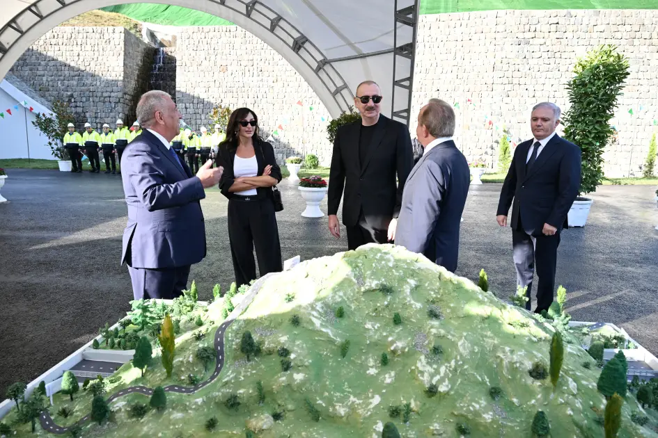 İlham Əliyev və Mehriban Əliyeva Toğanalı-Kəlbəcər-İstisu avtomobil yolunda görülən işlərlə tanış olublar - YENİLƏNİB