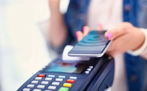 Azərbaycanda oktyabrda nağdsız ödənişlərin 88 %-i elektron ticarətin payına düşüb