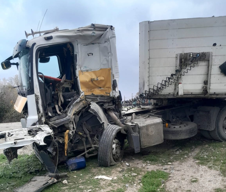 Şabranda evakuatorla qatar toqquşdu, sürücü ağır yaralandı - FOTO