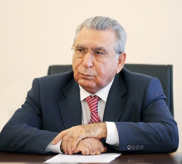 Jurnalistlər “makler” adı ilə Ramiz Mehdiyevin villasına daxil oldu - VİDEO