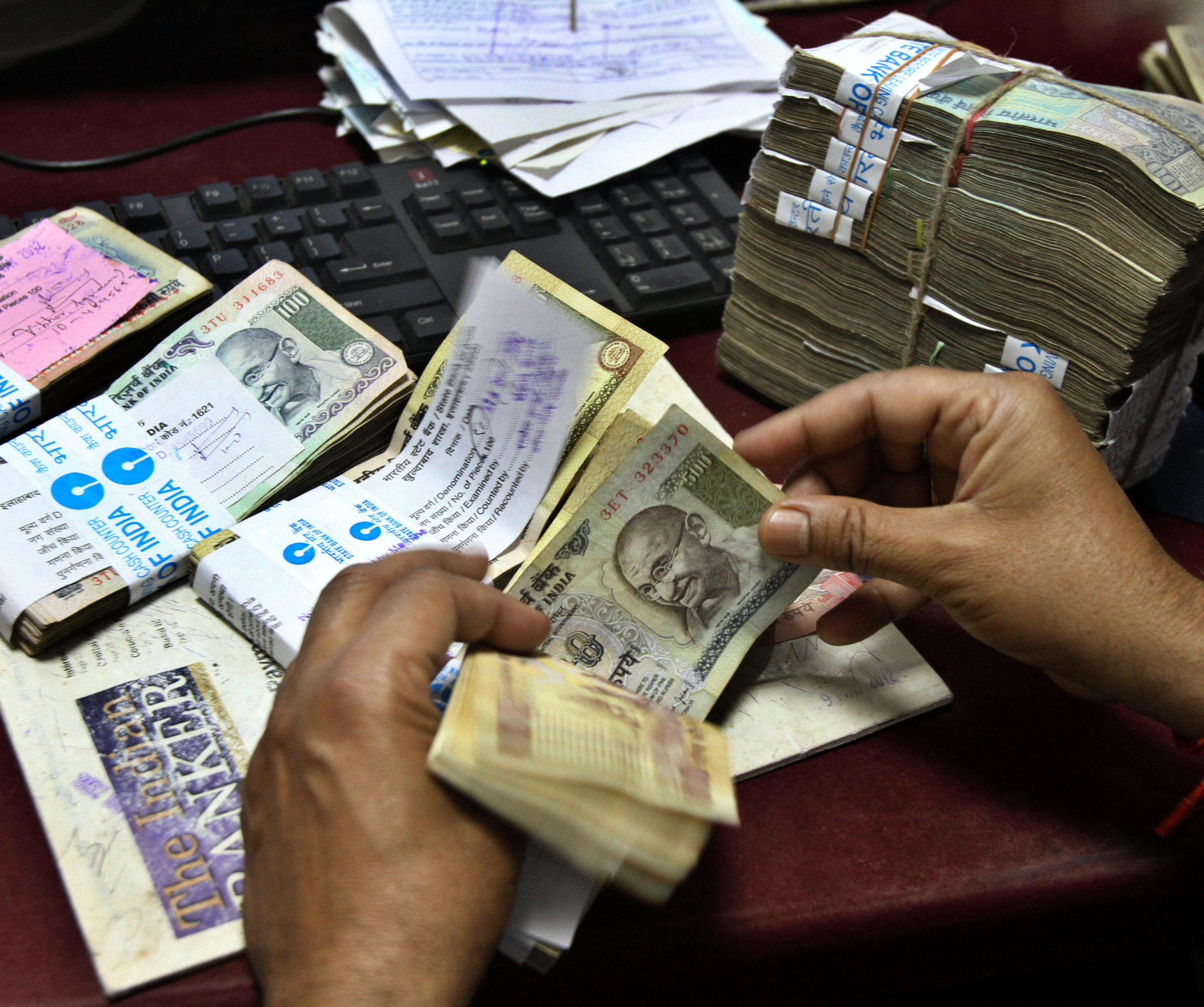 Hindistan rupisi dollar qarşısında rekord həddə düşüb