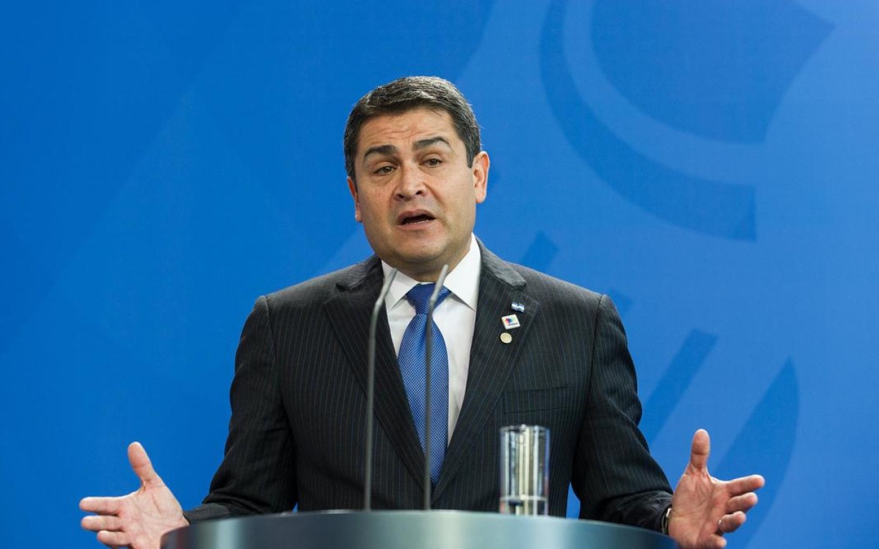 Tramp sabiq prezidenti əfv etdi