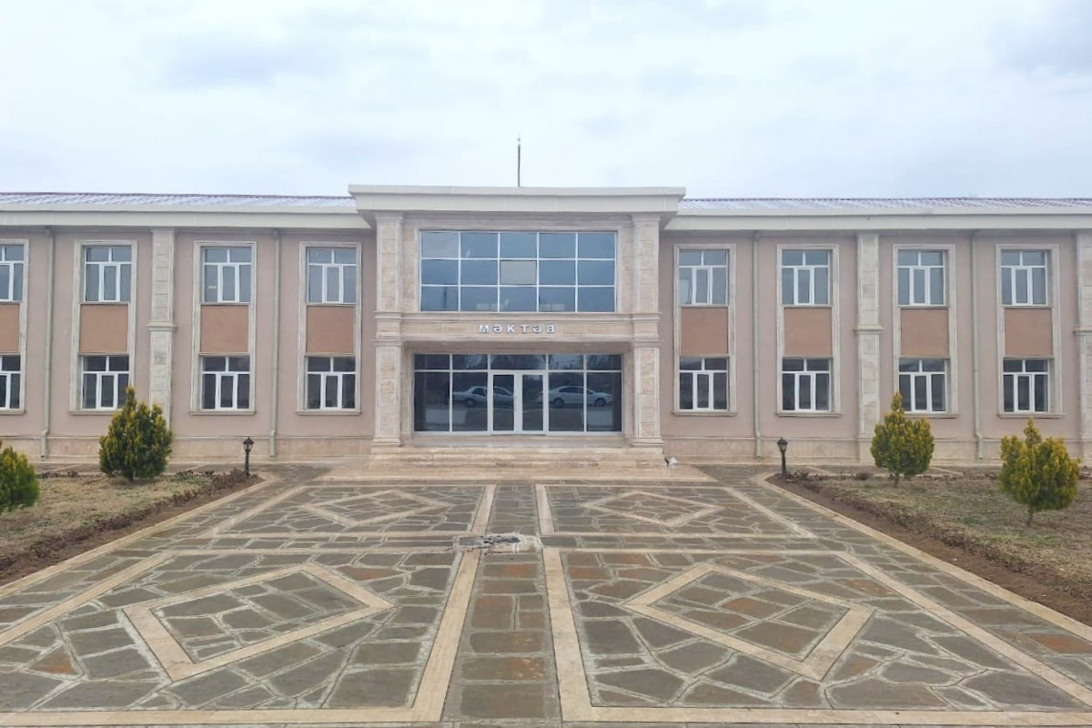Məhkəmə işdən çıxarılan məktəb direktorunu vəzifəsinə bərpa etdi
