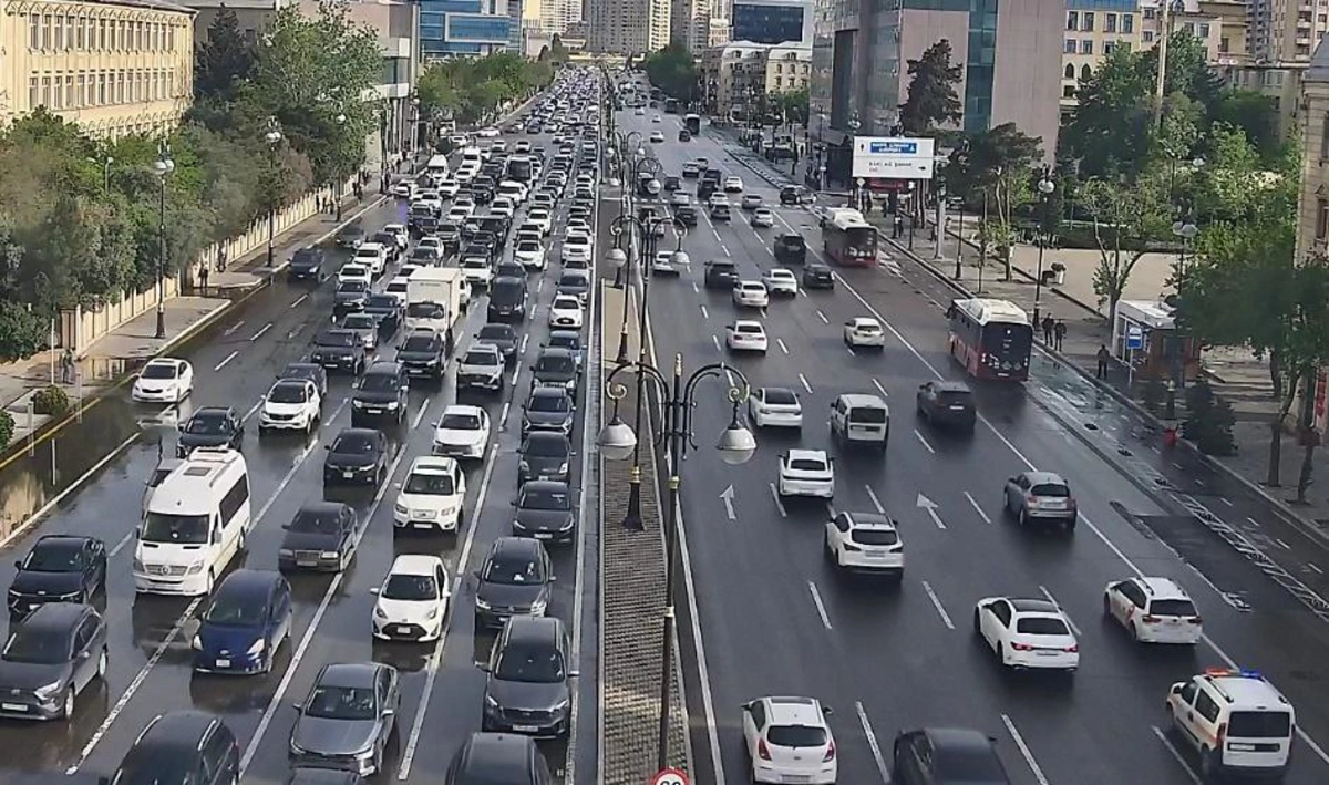Bakıda yağışla bağlı bəzi yollarda sıxlıq var 