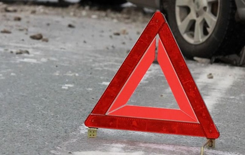 Bərdədə avtomobil dirəyə çırpıldı, internetin verilişində problem yarandı