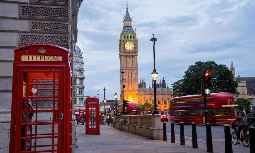 Londonda imperator tacını təhqir edənlər saxlanıldı