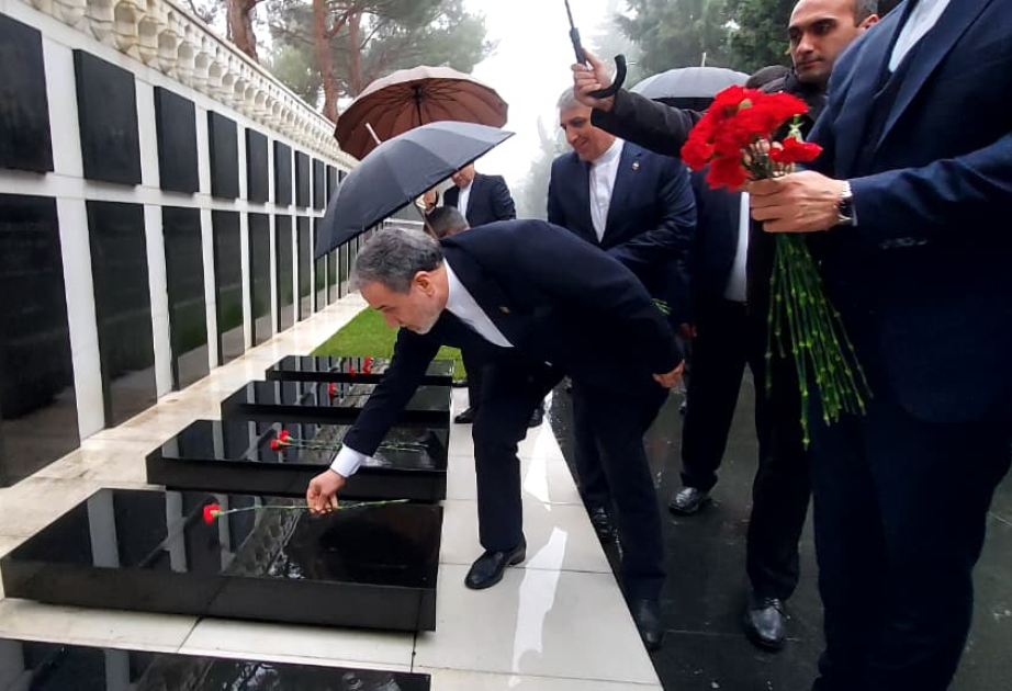 İranın xarici işlər naziri Bakıda şəhidlərin xatirəsini anıb