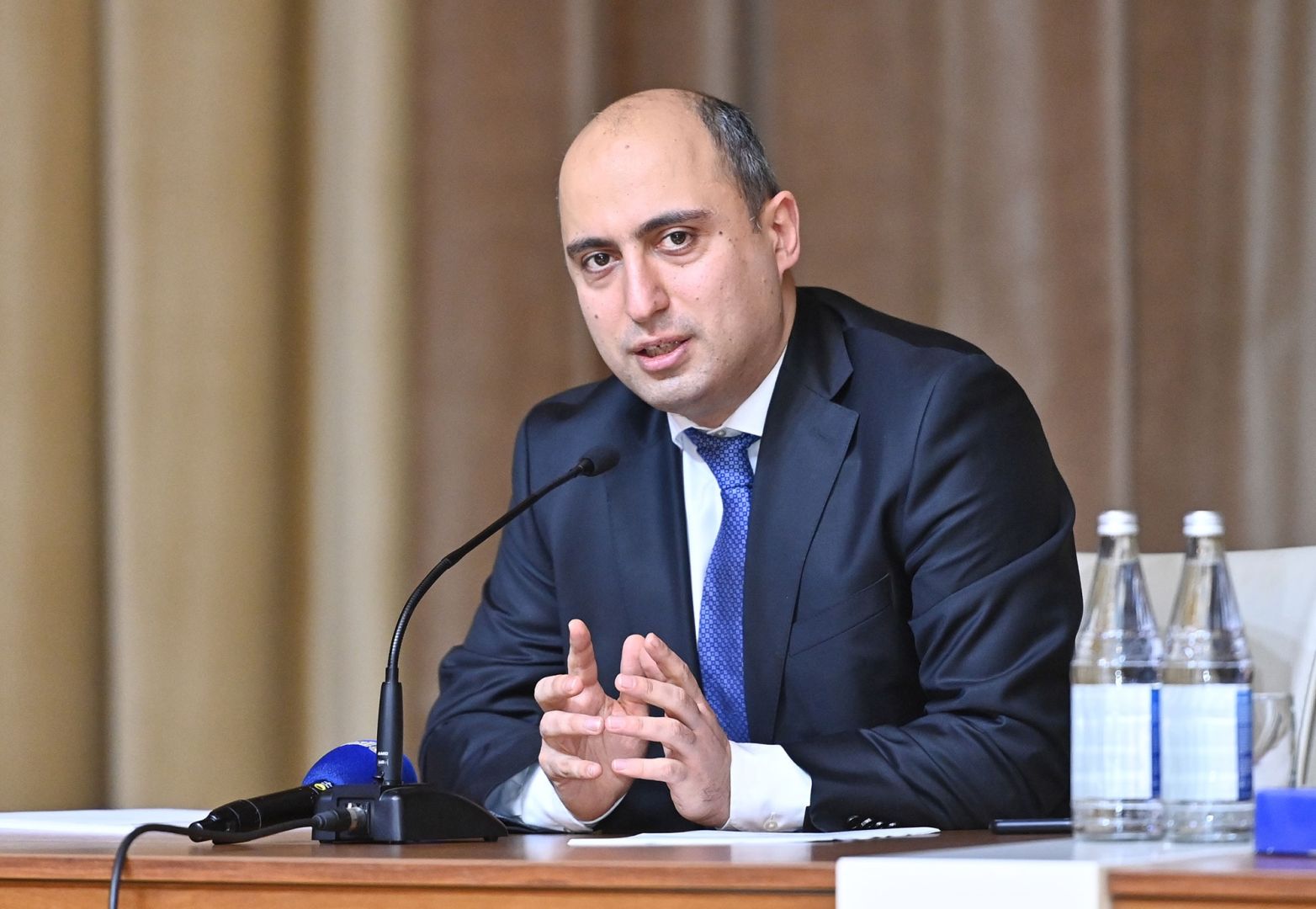 Emin Əmrullayev dərsliklərdə olan dil problemlərindən danışdı 