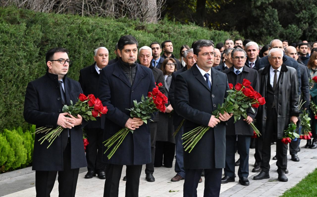 MEDİA, Audiovizual Şura və AZƏRTAC-ın kollektivi Ulu Öndərin məzarını ziyarət ediblər - FOTO