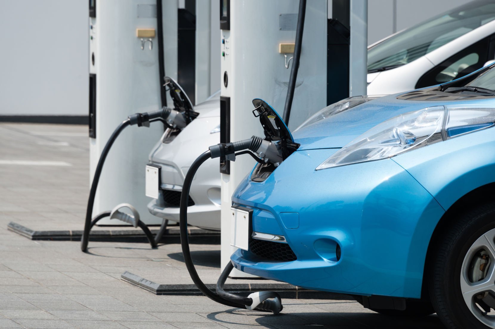 Azərbaycanın elektrikli avtomobil idxalına çəkdiyi xərc yarıbayarı azaldı
