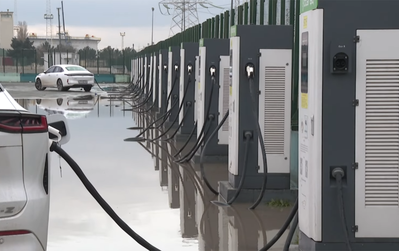 Bakıda elektrikdoldurma məntəqəsinə kanalizasiya suları dolub, təhlükəli vəziyyət yaranıb - VİDEO