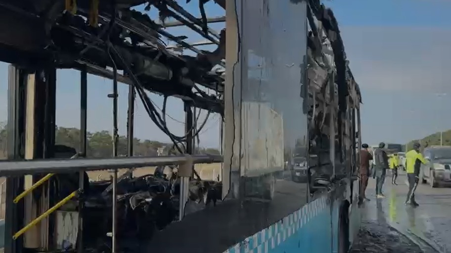 İcra Hakimiyyətinin avtobusu yanaraq kül oldu - VİDEO