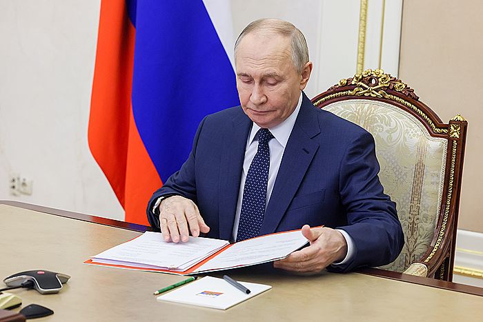 Putin məmurların gəlir bəyannaməsi sisteminə dəyişiklik edən qanunları imzaladı