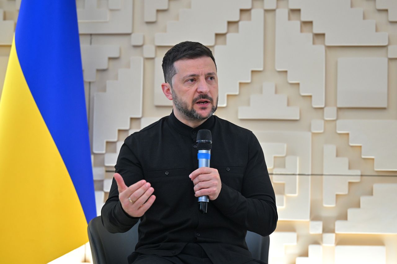 Zelenski: Ukrayna təhlükəsizlik zəmanəti almadan hərbi vəziyyəti ləğv etməyəcək