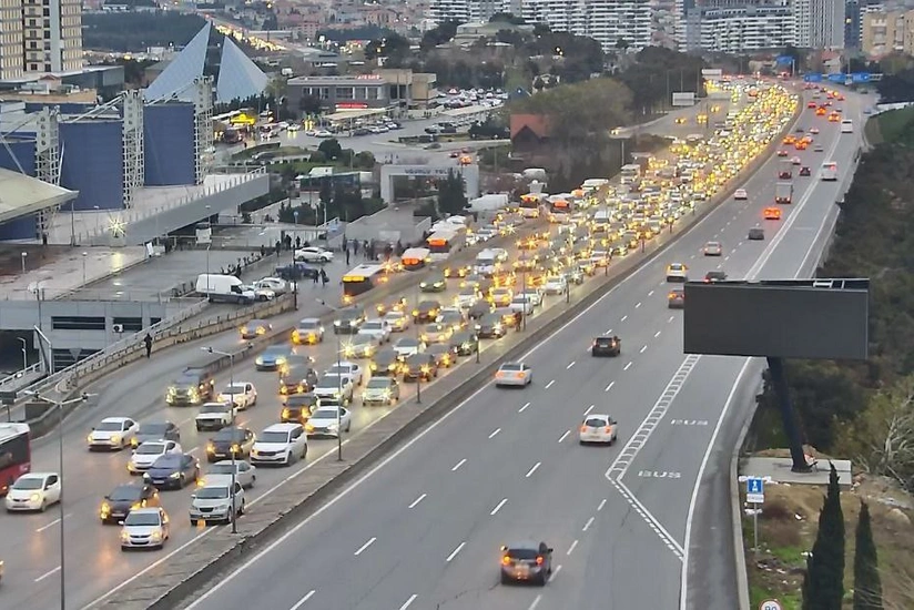 "20 Yanvar" metro stansiyası istiqamətində nəqliyyatın sıxlığı yaranıb
