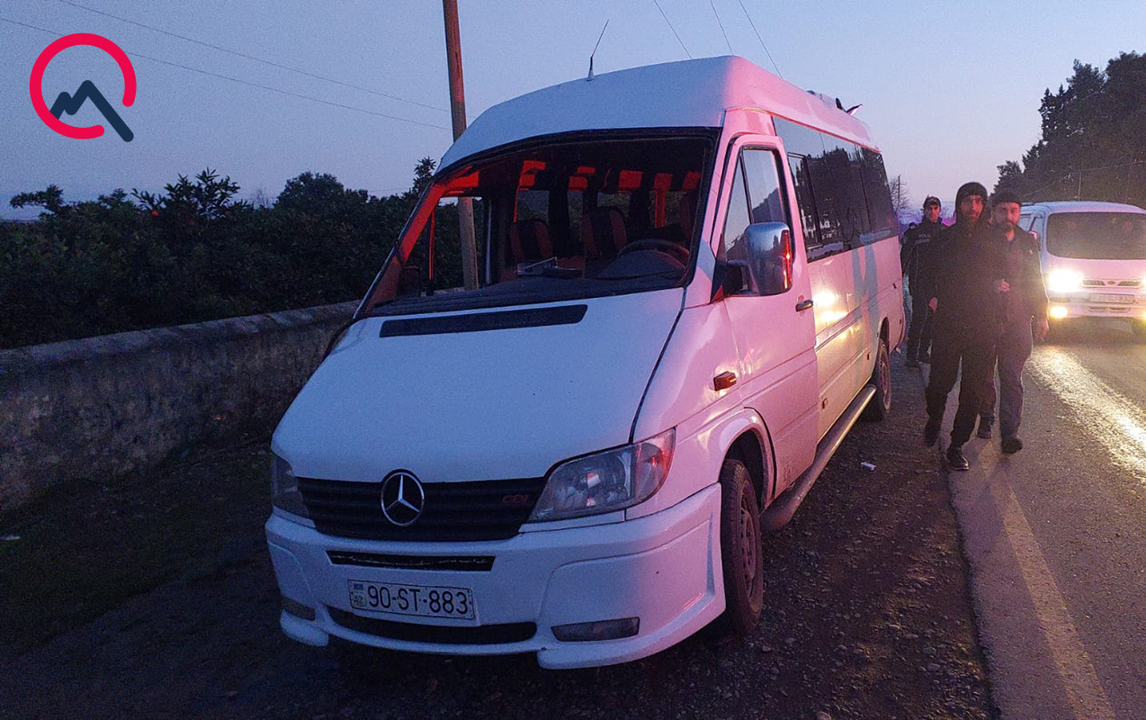 Astarada mikroavtobus dirəyə çırpıldı, bir nəfər öldü 