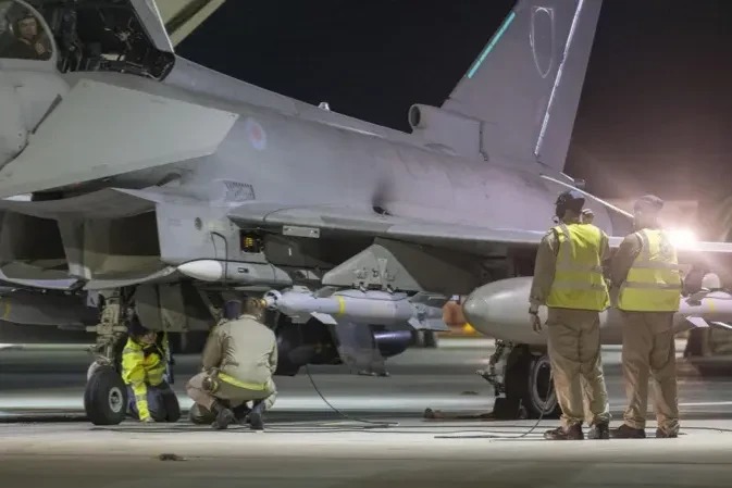 Böyük Britaniya və Fransa Suriyada İŞİD-in yeraltı silah anbarına zərbələr endiriblər
