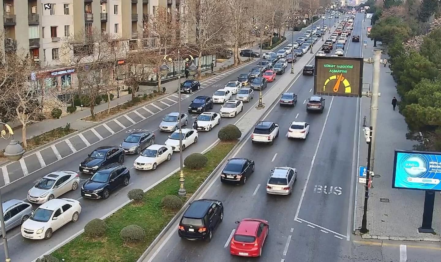 Bakının bir sıra yollarında tıxac yaranıb