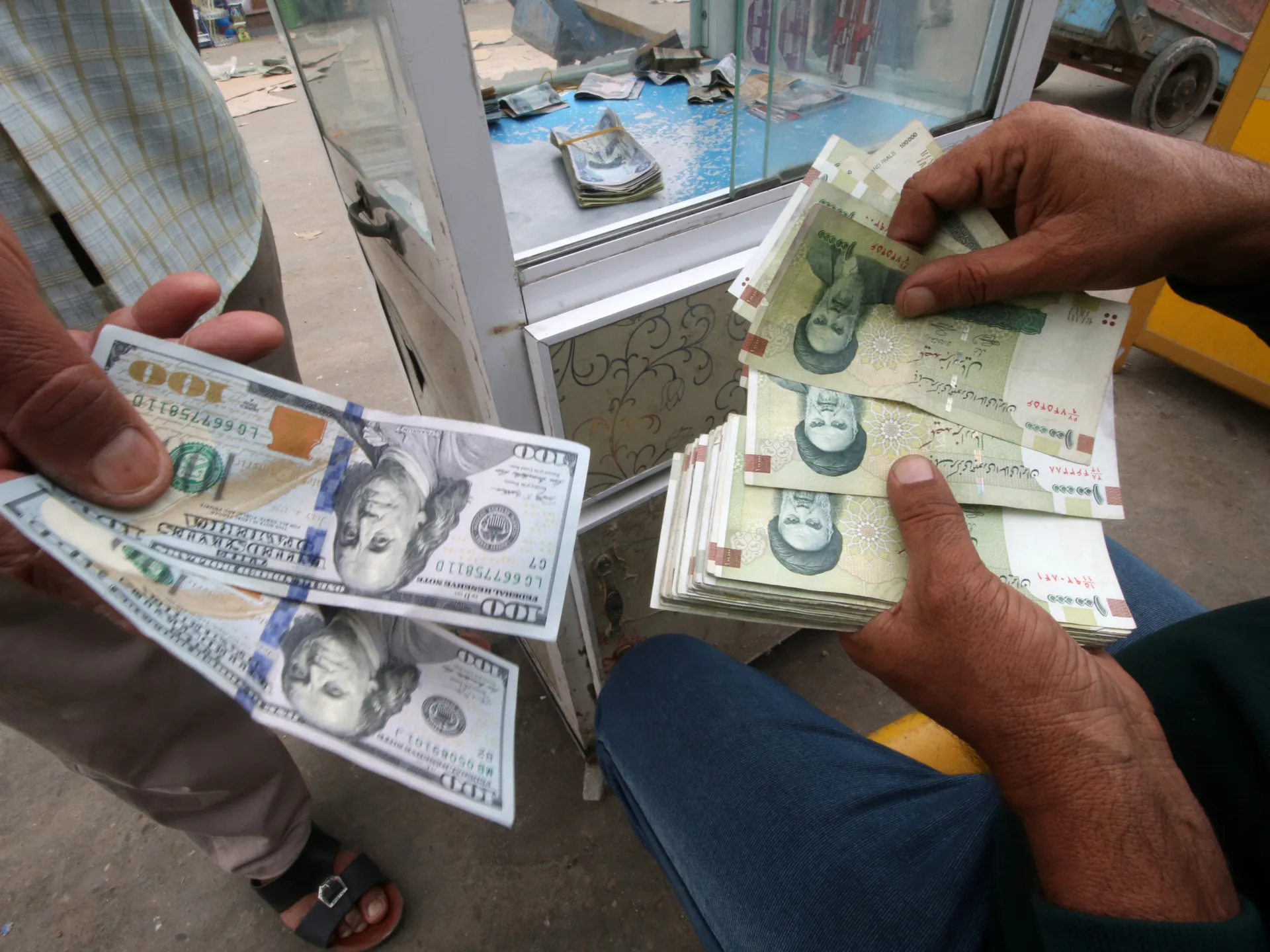 İranın milli valyutası dollar qarşısında çökdü 