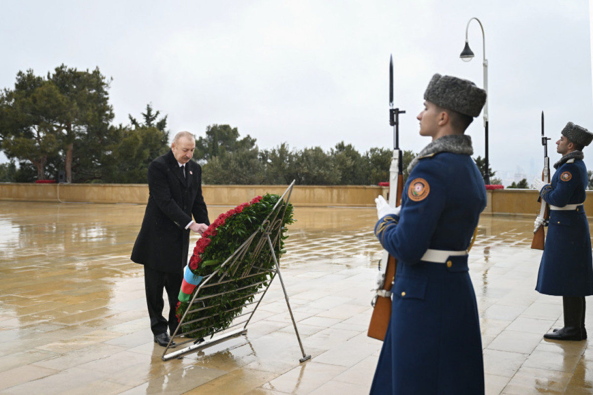 Prezident İlham Əliyev 20 Yanvar şəhidlərinin xatirəsini yad edib - FOTO