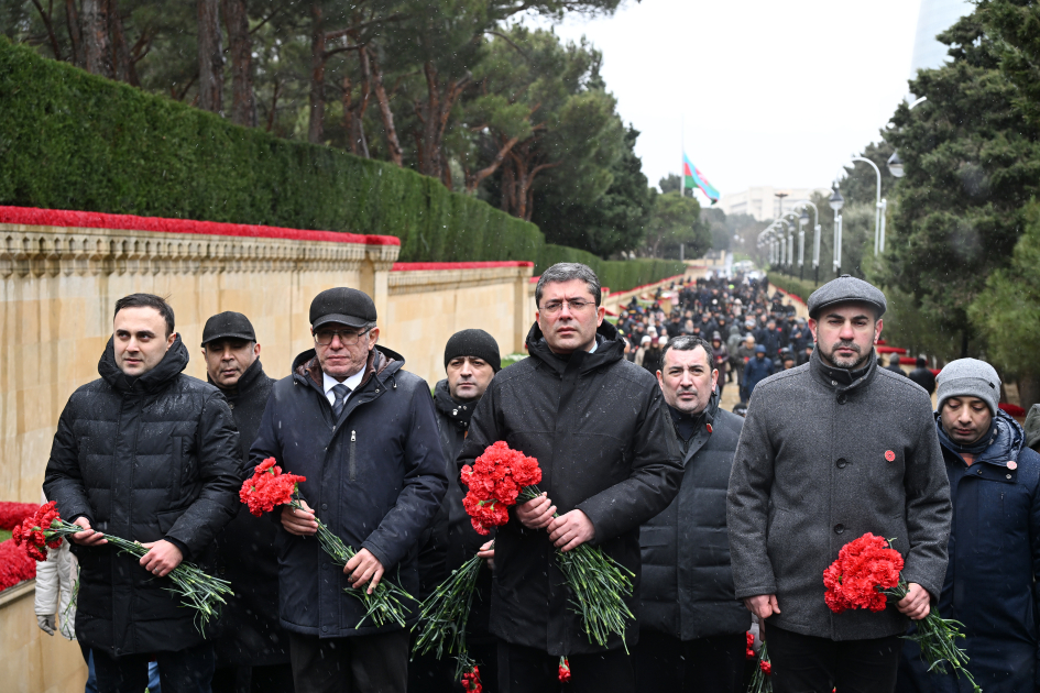 Medianın İnkişafı Agentliyinin nümayəndələri Şəhidlər xiyabanını ziyarət ediblər - FOTO