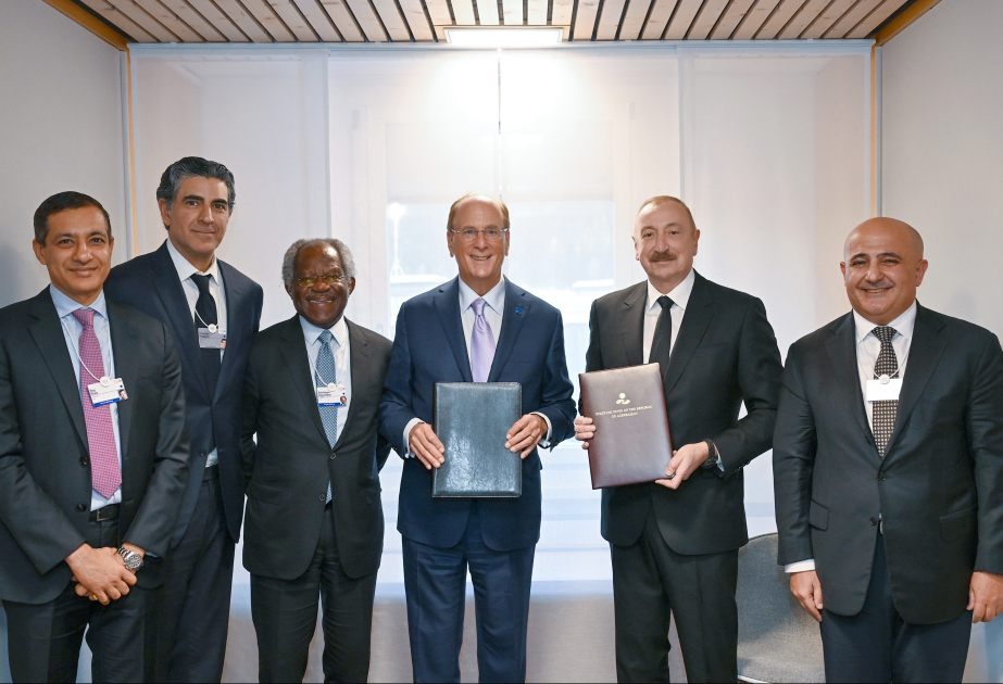 Prezident İlham Əliyev Davosda “BlackRock”un baş icraçı direktorunu və “Global Infrastructure Partners” şirkətinin təsisçisi, sədri və baş icraçı direktoru ilə görüşüb - FOTO
