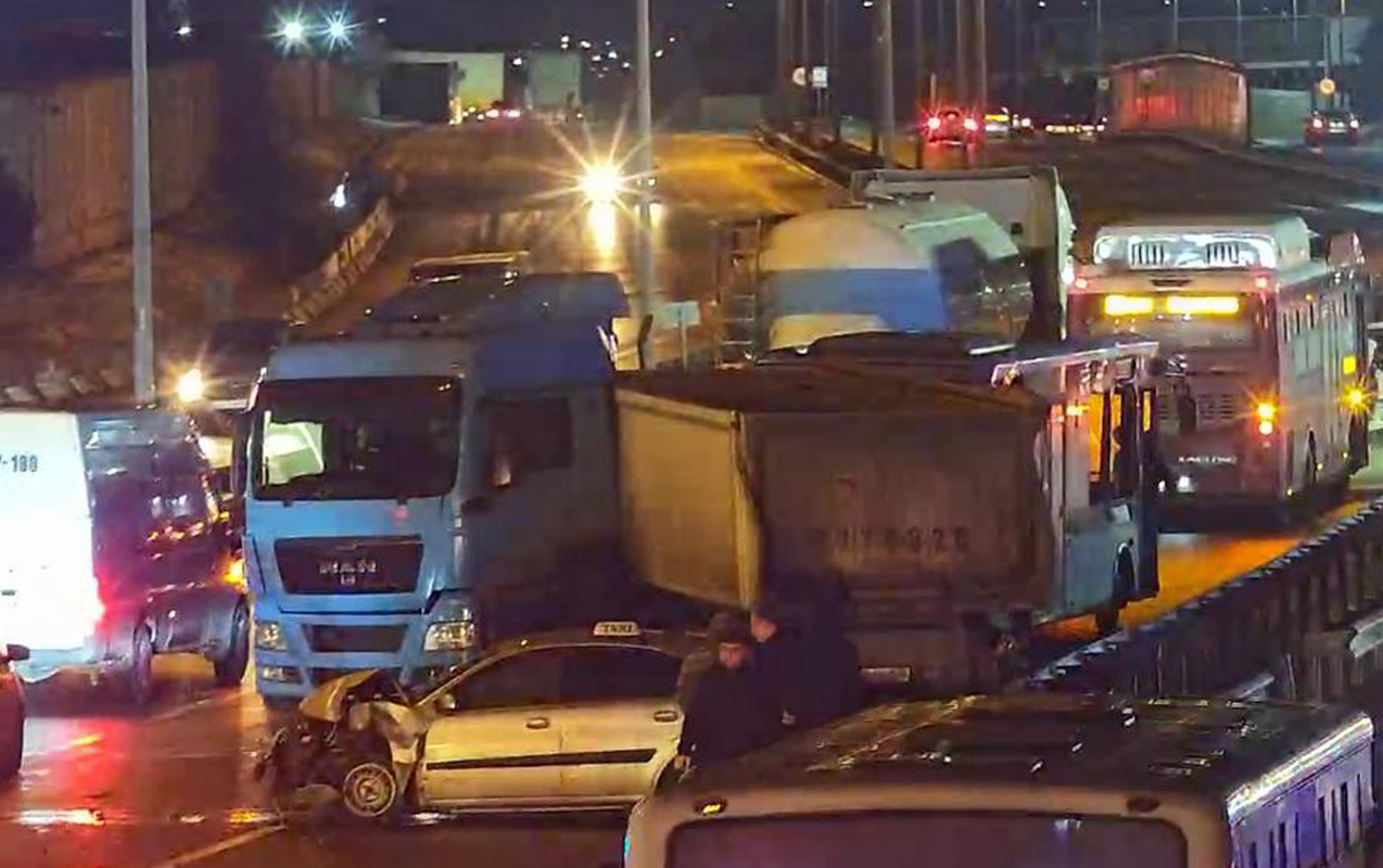 Yasamalda buzlu yol qəzaya səbəb oldu, hərəkət dayandı - FOTO
