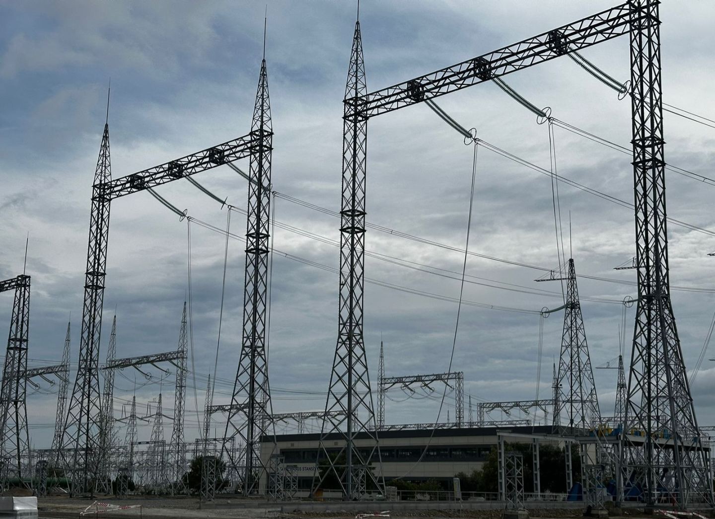Azərbaycan Gürcüstandan elektrik enerjisi alışını artırıb