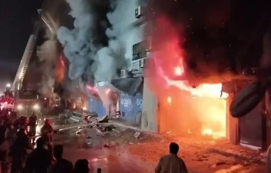 Pakistanda ticarət mərkəzində baş verən yanğında həlak olanların sayı artıb