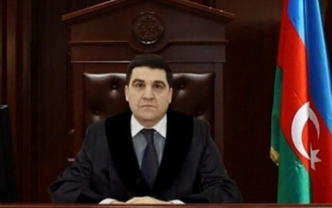 Hakimin oğlu əvvəl arvadını bıçaqladı, sonra özünü binadan atdı