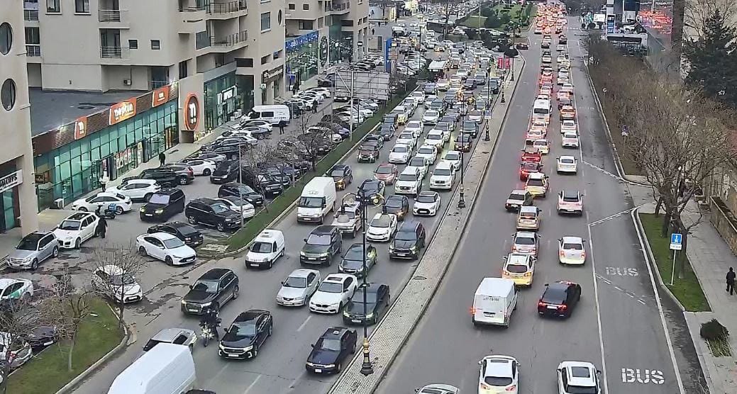 Bakıda 14 istiqamətdə tıxac müşahidə olunur - SİYAHI