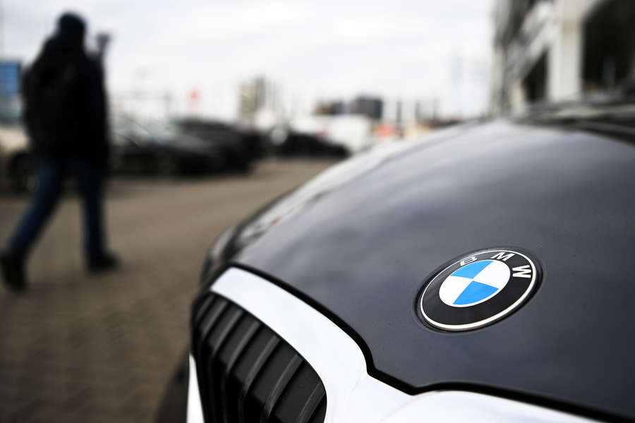 BMW yüz minlərlə avtomobili geri çağırır