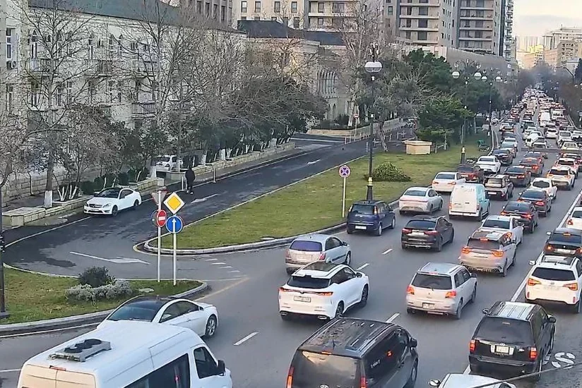  Bir sıra yollarda nəqliyyatın sıxlığı yaranıb