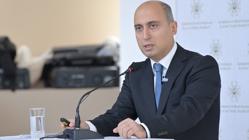 Emin Əmrullayev direktoru işdən çıxardı - FOTO