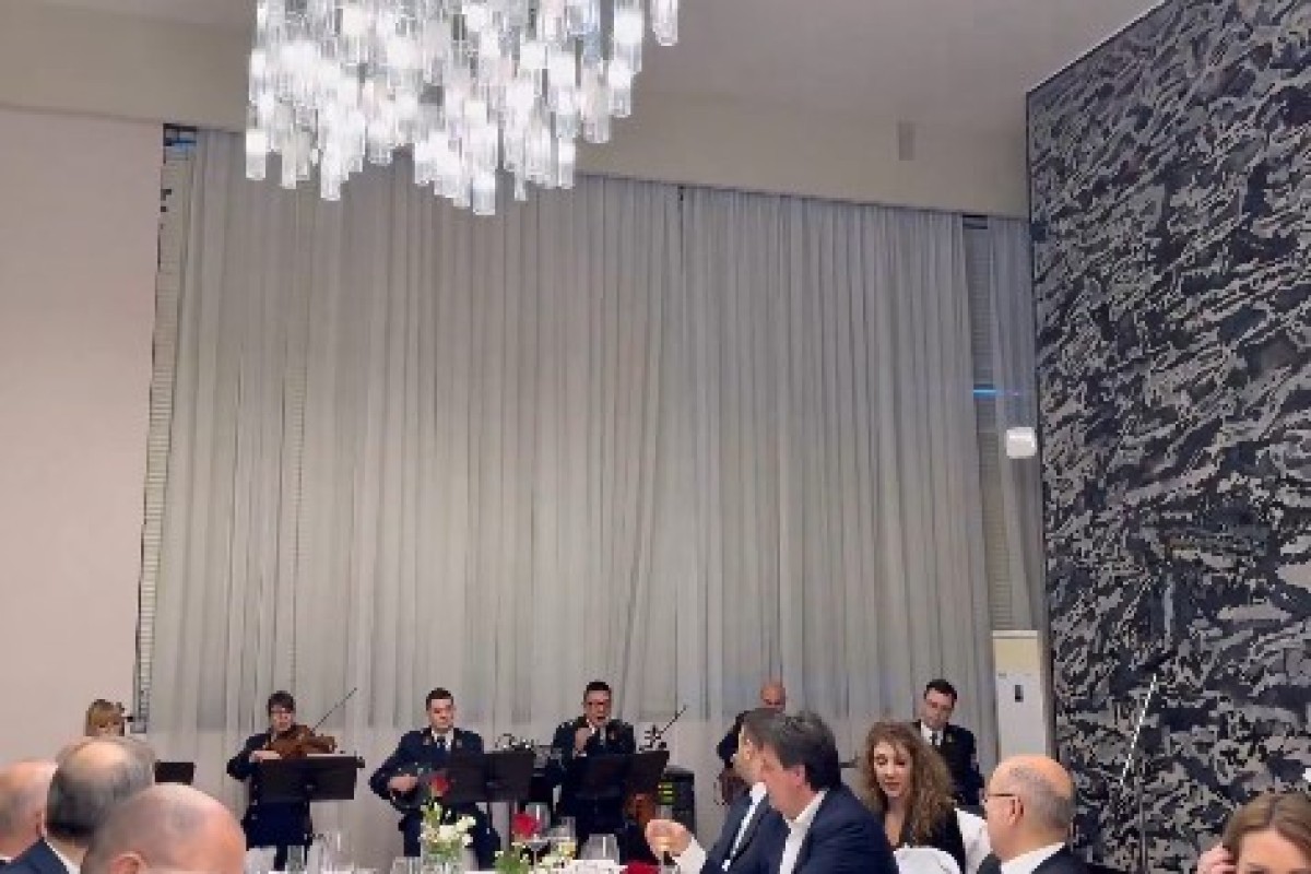 Vuçiçin adından verilən şam yeməyində hərbi orkestr Azərbaycan mahnısı "Ay Laçın"ı ifa edib