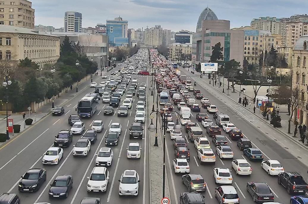 Bakıda 19 istiqamətdə tıxac müşahidə olunur - SİYAHI