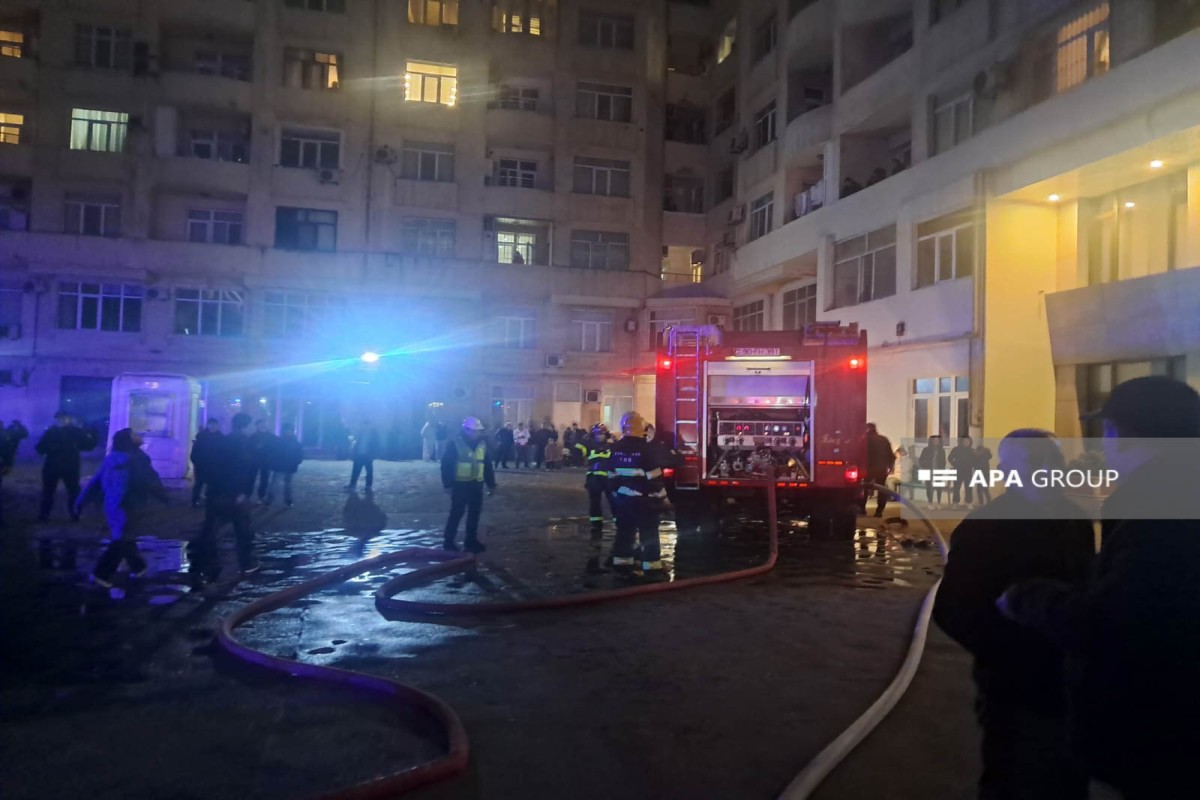 Nərimanovda yaşayış binasında yanğın baş verib, sakinlər təxliyə edilib