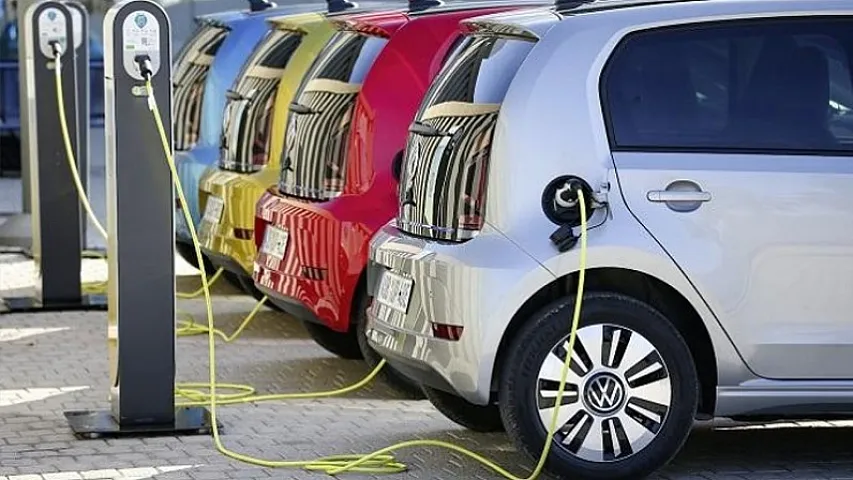 Elektromobillərin sayı artsa da, yanacaq xərcləri azalmır - Səbəb nədir?