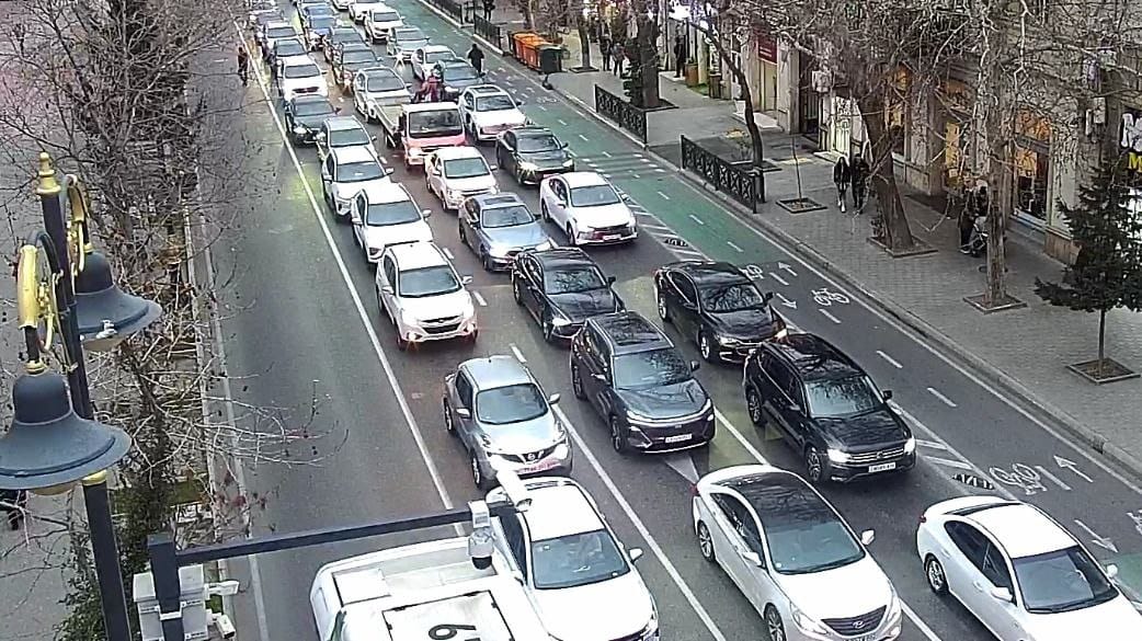 Bakıda 18 istiqamətdə tıxac müşahidə olunur - SİYAHI